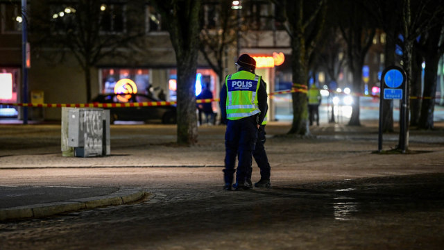 Polisi berada di lokasi penusukan di Vetlanda, Swedia 3 Maret 2021. Foto: TT News Agency/Mikael Fritzon via REUTERS 