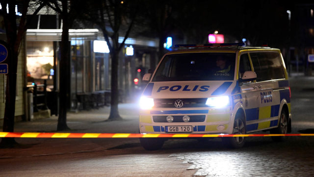 Polisi berada di lokasi penusukan di Vetlanda, Swedia 3 Maret 2021. Foto: TT News Agency/Mikael Fritzon via REUTERS 