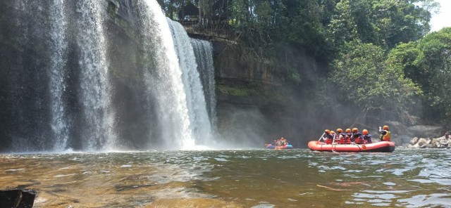 Pengunjung menikmati sensasi air terjun Merasap di Bengkayang, Kalbar. Foto: Dok. Istimewa