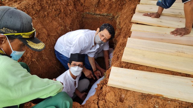 Pemakaman Artis Senior Asmiar Yahya Diwarnai Suasana Haru (303206)