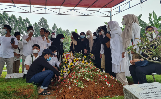 Pemakaman Artis Senior Asmiar Yahya Diwarnai Suasana Haru (303208)