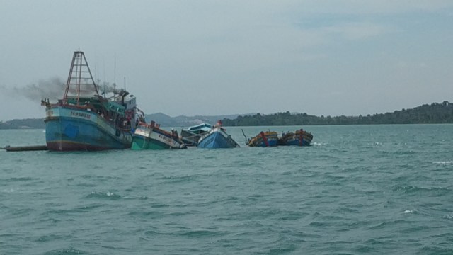 Proses penenggelaman barang bukti kapal ikan asing asal Vietnam di Perairan Batam. Foto: Rega/kepripedia.com