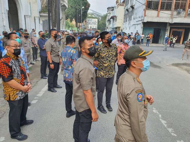 Bobby memantau proses penertiban bangunan ilegal di Kesawan, Kota Medan. Foto: Dok. Istimewa