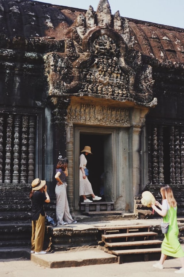 Ilustrasi wisatawan berfoto di Angkor Wat. Foto: Unsplash