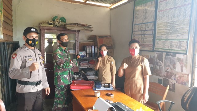 Sinergitas TNI-Polri dan perangkat desa di Kecamatan Tempunak.