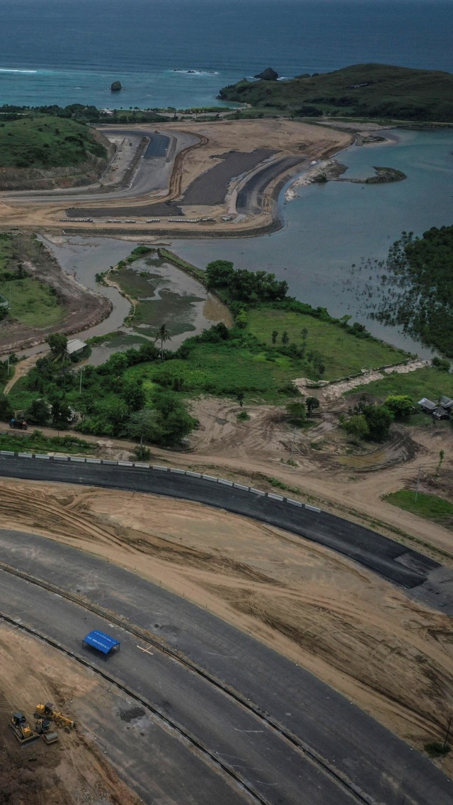 Foto udara pembangunan lintasan sirkuit proyek Mandalika International Street Circuit di Kawasan Ekonomi Khusus (KEK) Mandalika, Pujut, Praya, Lombok Tengah, Nusa Tenggara Barat, Kamis (4/3/2021). Foto: Aprilio Akbar/ANTARA FOTO