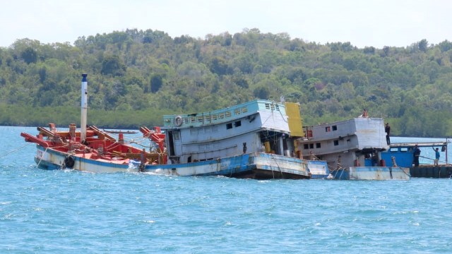 Penenggelaman kapal illegal fishing asal Vietnam dan Malaysia di perairan Kepri. Foto: Kejagung