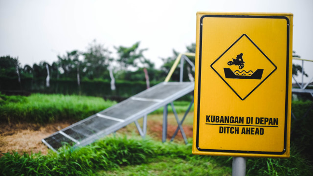 Rambu peringatan di Sirkuit Off Road Sector X Xclub. Foto: Bangkit Jaya Putra/kumparan