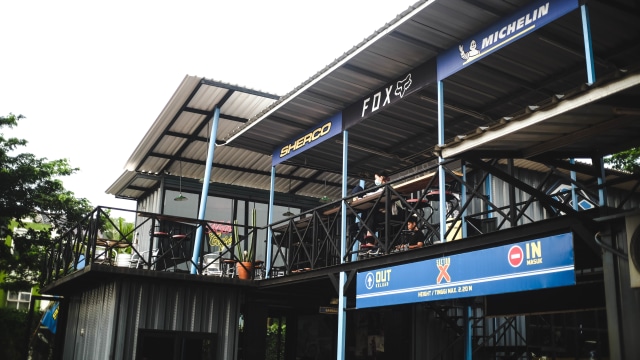 Tempat istrihat dan kafe di Sirkuit Sector X Xclub. Foto: Bangkit Jaya Putra/kumparan