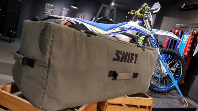 Showroom motor Sherco dan beberapa perlengkapan riding. Foto: Sector X Xclub