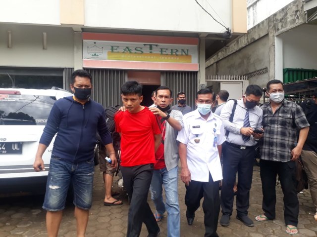 Doni (baju merah) eks anggota DPRD Palembang saat ditangkap BNN pada September 2020. (foto: Dok. istimewa)