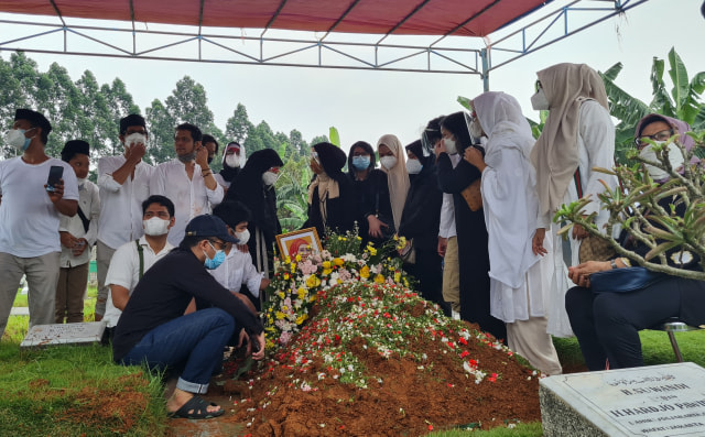 Asmiar Yahya Dimakamkan Satu Liang Lahat dengan Mendiang Suaminya (309356)
