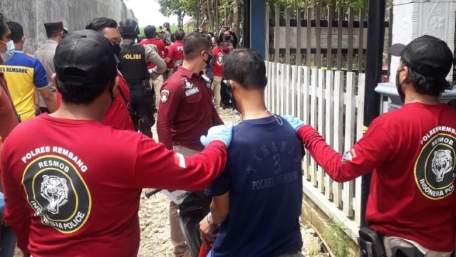 Ini Wajah Pelaku Pembunuhan Satu Keluarga Padepokan Seni di Rembang (160006)