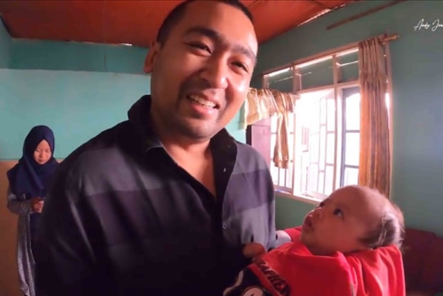Wagub Sumatera Barat Audy Joinaldy bertemu dengan bayi dengan nama Audy Mahyeldi Al Hakim. Foto: instgram @joianldy