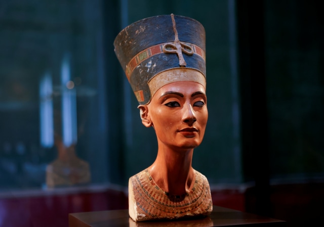 Patung Ratu Nefertiti terlihat di ruang pameran tertutup, di rotunda Museum Altes, yang ditutup selama lockdown, di Berlin, Jerman. Foto: Fabrizio Bensch/REUTERS