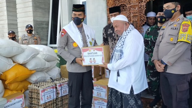Kapolda Aceh Irjen Pol Wahyu Widada menyerahkan bantuan sembako dalam kunjungan ke Dayah Bustanul Huda, Aceh Timur, Kamis (4/3). Foto: Dok. Humas Polda Aceh