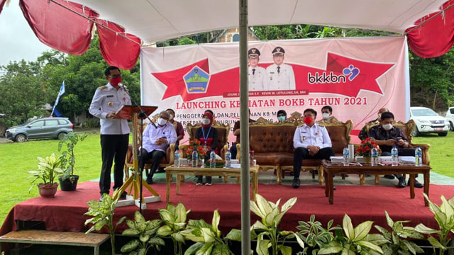 Bupati Minahasa Utara, Joune Ganda memberikan sambutan saat launching Kegiatan BOKB Tahun 2021 di Desa Tiwoho, Kecamatan Wori
