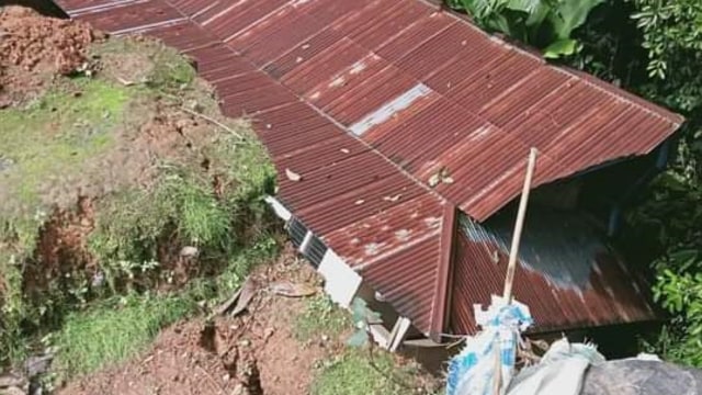 Tanah longsor terjadi di Lingkungan Pune, Kelurahan Pa'paelean, Kecamatan Snaggalangi', Toraja Utara, pada Kamis (4/3). 
 Foto: Dok. Istimewa