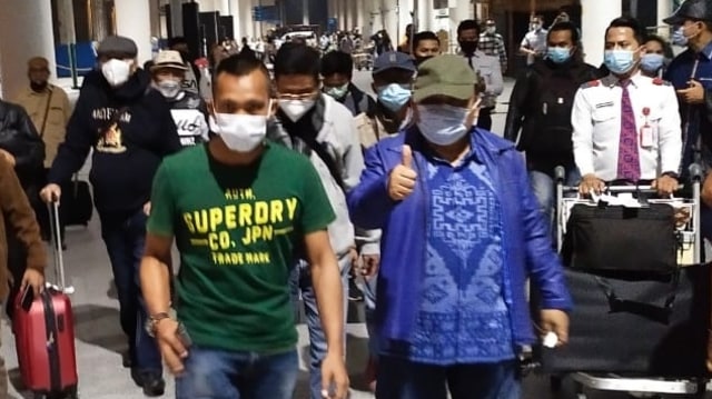 Mantan kader Partai Demokrat yang dipecat Jhoni Allen Marbun (kanan) saat tiba di Bandara Kualanamu, Medan, Kamis (4/3). Foto: Dok. Istimewa