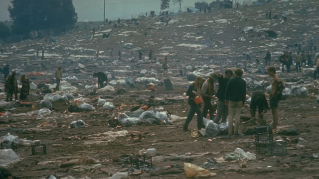 Pasca-acara Festival Woodstock yang menyisakan banyak sampah. | Wikimedia Commons