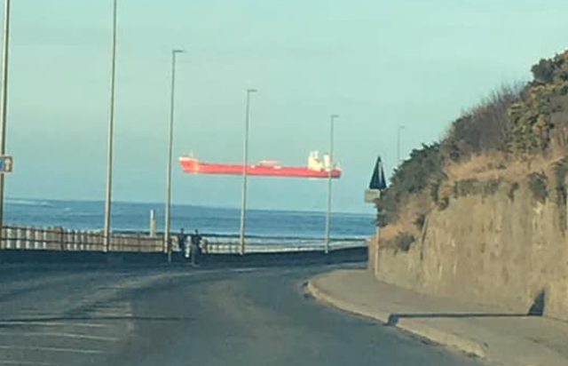 Penampakan kapal melayang di laut Skotlandia Foto: Facebook Colin McCallum