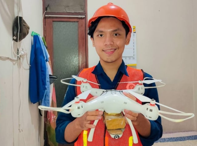 Hammam Dhiyaurrahman Yusdin menunjukkan prototipe drone ERASTY rancangan timnya yang mampu menyabet medali emas.