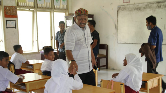Senator Aceh, Fadhil Rahmi meninjau SD Lampuyang, Pulo Aceh. Dok. pribadi
