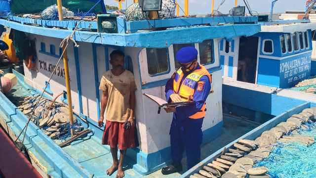 Penyelidikan Polair Polres Merauke terkait tewasnya 3 ABK KM Usaha Maju yang tewas usai pesta miras oplosan. (Dok istimewa)