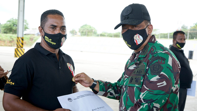 Penyerahan Piagam dan Pin Bela Negara kepada 328 warga NTT yang bertempat di Pangkalan Udara El Tari, Kupang, NTT. Foto: Dok. Kemhan