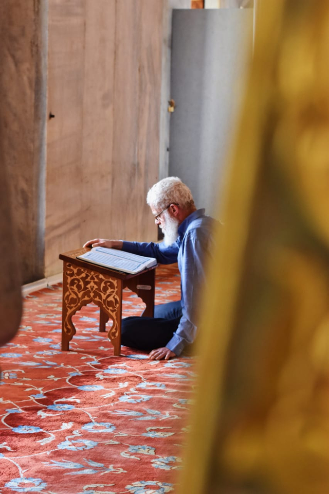 Ilustrasi Membaca Alquran, sumber: https://unsplash.com/