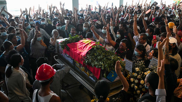 Orang-orang menghadiri pemakaman para korban yang ditembak mati selama protes anti-kudeta di Yangon. Foto: REUTERS/Stringer