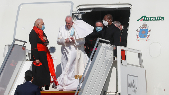 Paus Fransiskus turun dari pesawat saat dia tiba di Bandara Internasional Baghdad, Irak. Foto: Yara Nardi/REUTERS