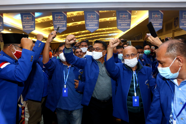 Moeldoko (tengah) tiba di lokasi Kongres Luar Biasa (KLB) Partai Demokrat di The Hill Hotel Sibolangit, Deli Serdang, Sumatera Utara, Jumat (5/3). Foto: Endi Ahmad/Antara Foto