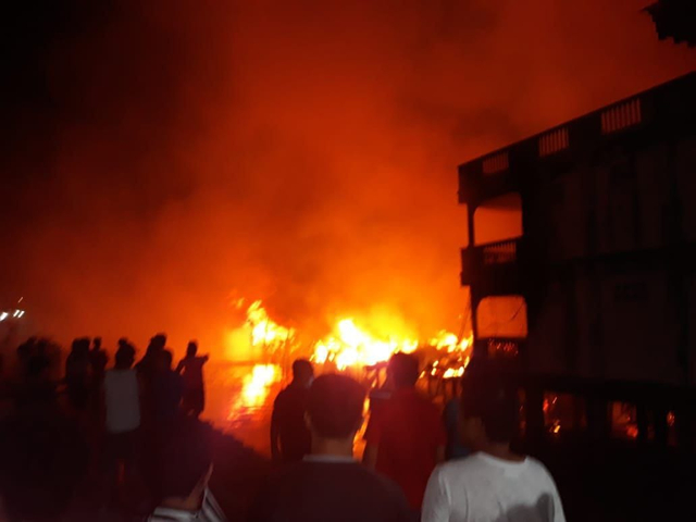 Kondisi api yang membakar rumah warga di Meral, Karimun, Sabtu (6/3) pukul 01.30 WIB. Foto: Istimewa