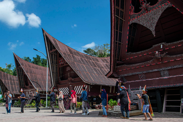 Wisatawan menari Tor Tor di depan patung Sigale-gale di Desa Wisata Tomok, Simanindo, Samosir, Sumatera Utara. Foto: Nova Wahyudi/ANTARA FOTO