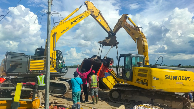 Proses evakuasi kendaraan yang tenggelam pasca terbaliknya kapal feri di Sambas. Foto: Dok. Hi!Pontianak