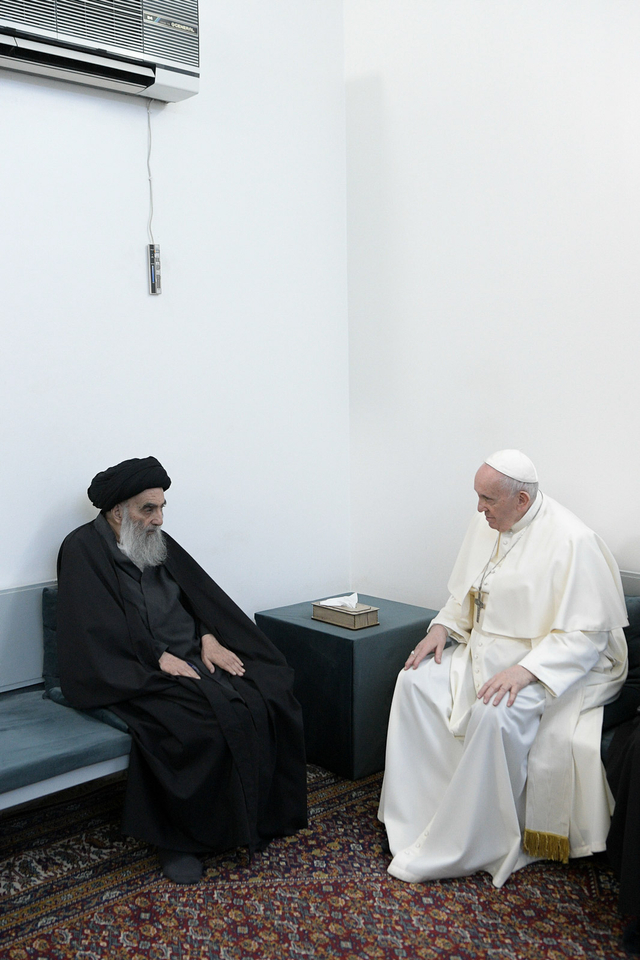 Paus Fransiskus bertemu dengan ulama Syiah Irak, Ayatollah Ali al-Sistani, di Najaf, Irak, 6 Maret 2021. Foto: Handout via REUTERS