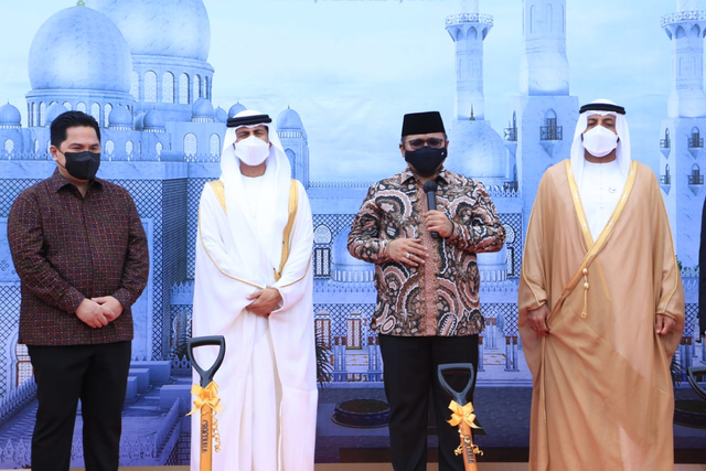 Menteri Agama Yaqut Cholil Qoumas meresmikan pembangunan Masjid Agung Sheikh Zayed di Solo.  Foto: Dok. Kemenag