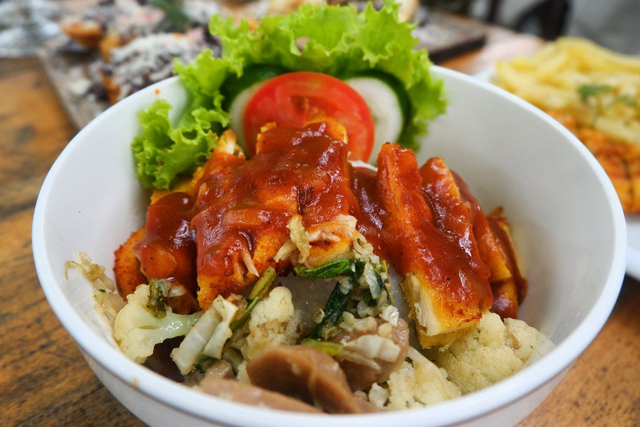 Merasakan Nongkrong dengan Konsep Garden Cafe di NL Coffee, Bandar Lampung (104218)