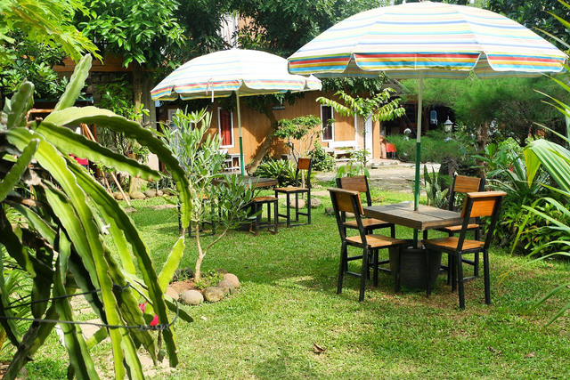 Merasakan Nongkrong dengan Konsep Garden Cafe di NL Coffee, Bandar Lampung (104209)