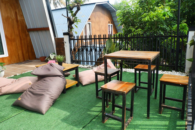 Merasakan Nongkrong dengan Konsep Garden Cafe di NL Coffee, Bandar Lampung (104210)