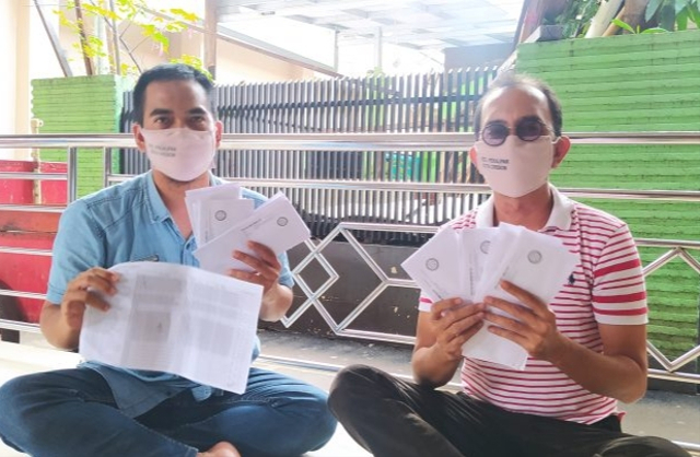 Ketua RW 06 Kebun Panggung Kelurahan Pekalangan, Kota Cirebon, Jawa Barat memperlihatkan data JKN-KIS yang salah sasaran. (Tomi Indra)