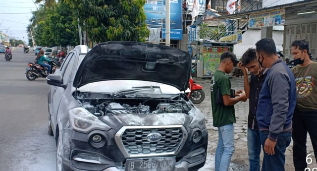 Sebuah minibus yang melaju di Jalan AR Hakim Kota Tegal mendadak terbakar, Sabtu (6/3/20201).