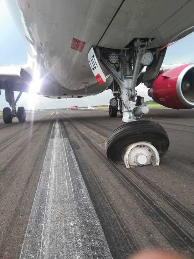 Pesawat Batik Air rute Jambi-Jakarta yang putar balik karena gangguan roda pesawat. Foto: Dok. Istimewa
