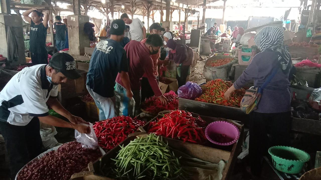 Wong dagang méngkréng nang Pasar Banjaran Tegal. (Foto: Bentar)
