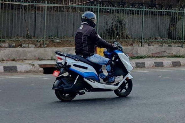 Suzuki Burgman listrik tertangkap kamera sedang uji coba. Foto: Motorbeam