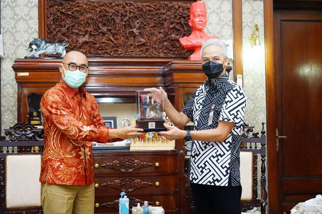 General Manager PLN, Feby Joko Priharto saat berpamitan pada Gubernur Jawa Tengah, Ganjar Pranowo. Foto: dok. PLN.