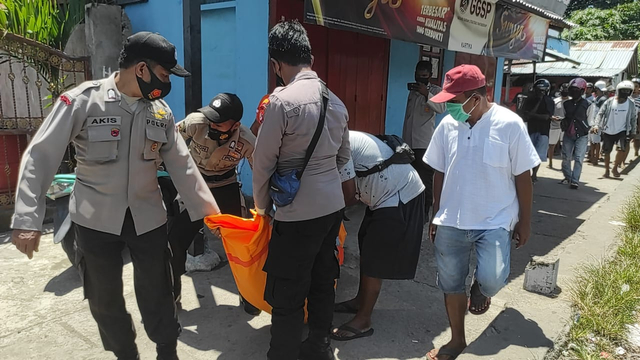 Polisi membawa jenazah kakek yang ditemukan tewas di kamar kost di Kota Maumere, Minggu (7/3) pagi. Foto: istimewa. 