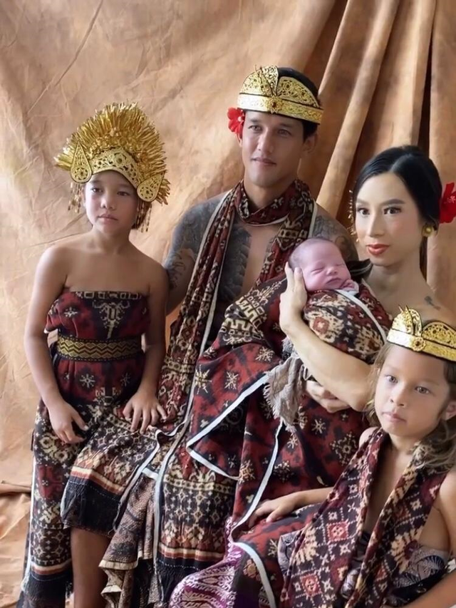Jennifer Bachdim bersama suami dan anak-anak. Foto: Instagram/jenniferbachdim