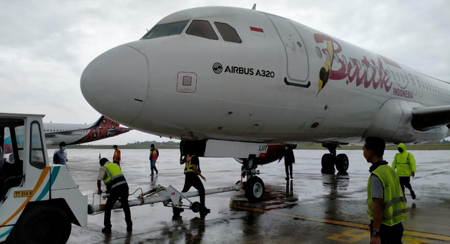 Evakuasi pesawat Batik Air usai melakukan pendaratan darurat, Sabtu (6/3) kemarin. Foto: Jambikita.id